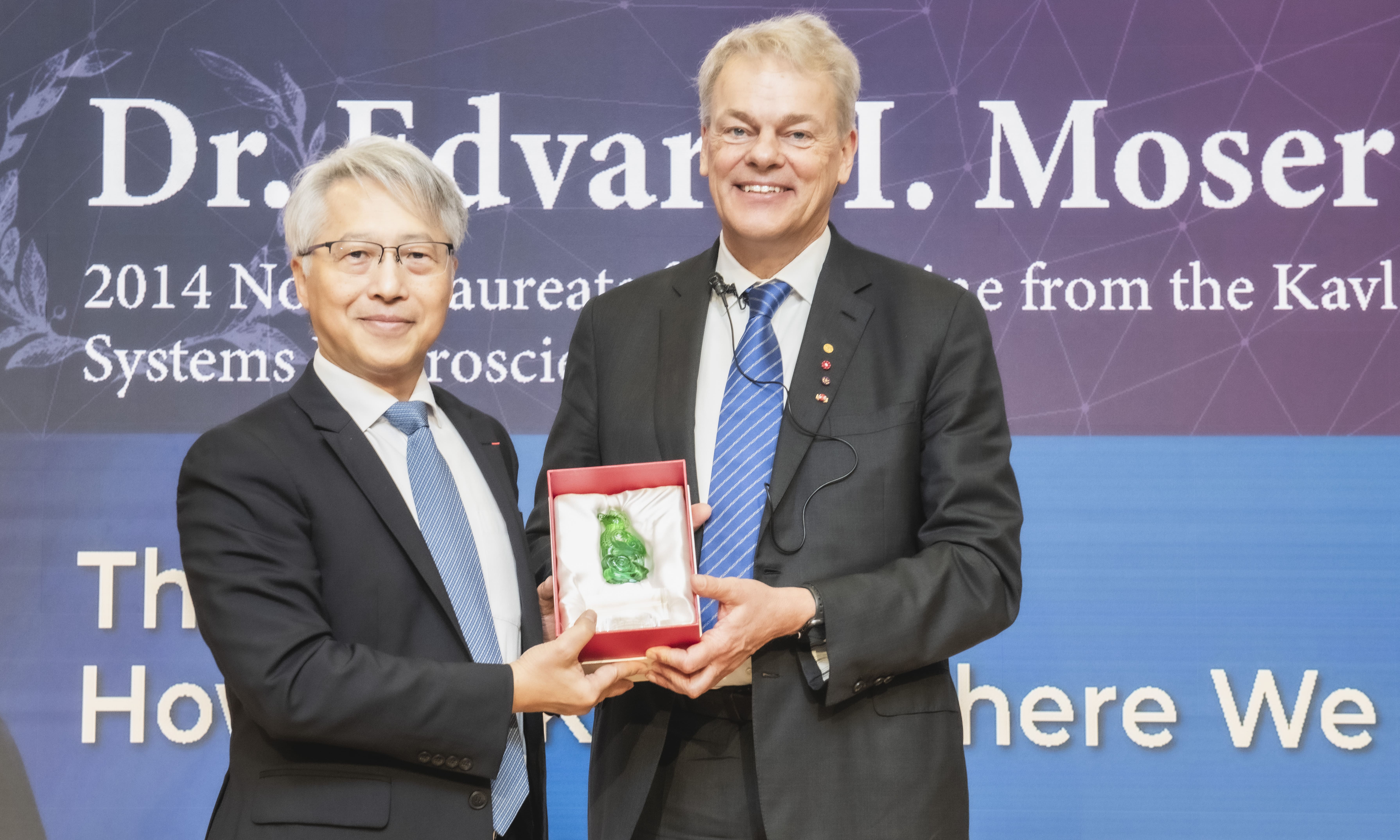 廖院長致贈Edvard I. Moser。（圖片來源：中央研究院）
